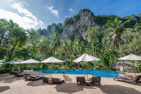 Pool vor Karstlandschaft im Ban Sainai Resort in Krabi