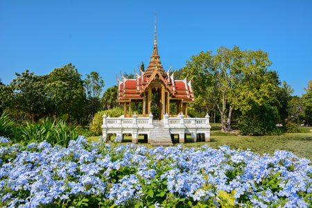 Suan Luang, der schönste Garten Bangkoks steht im Dezember, während der besten Reisezeit für Thailand, unter voller Blüte
