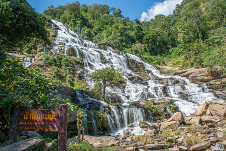 Mae Ya Wasserfall in Nordthailand bei angenehmen Temperaturen im November