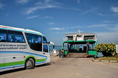 VIP Bus fährt vom internationalen Flughafen Suvarnabhumi nach Koh Chang und setzt mit der Fähre über