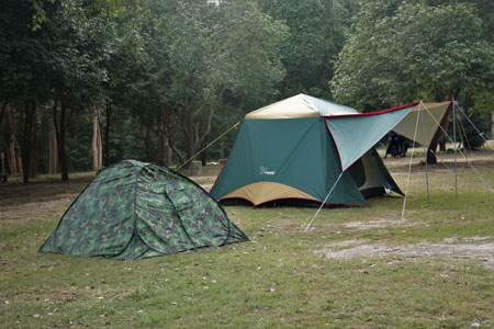 Zelte auf dem Campingplatz des Pang Sida Nationalpark