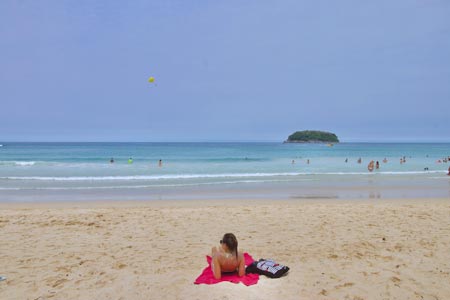 Touristin entspannt am Strand von Kata