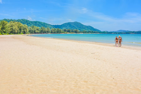 Zwei Touristinnen am Klong Dao Strand auf Koh Lanta