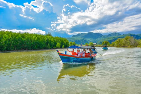 Touristen machen eine Bootstour auf dem Klong Khao Daeng