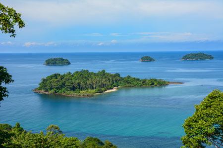 Ausblick auf vorgelagerte Inseln vom Kai Bae Viewpoint auf Koh Chang
