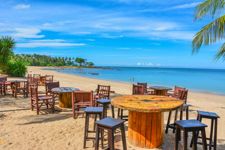 Palmengesäumter Strand vor dem Relax Bay Resort