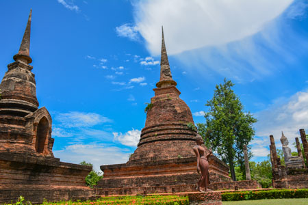 Rundreise zu den Tempeln in Sukhothai an einem sonnigen Tag trotz Regenzeit