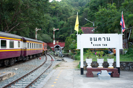 Zug im Bahnhof Khun Tan in Lampang Nordthailand