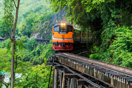 Zug auf der Death Railway in Kanchanaburi