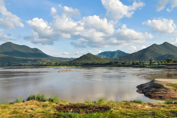 Isaan Rundreise entlang des Mekong bei Chiang Khan mit Blick auf Laos.