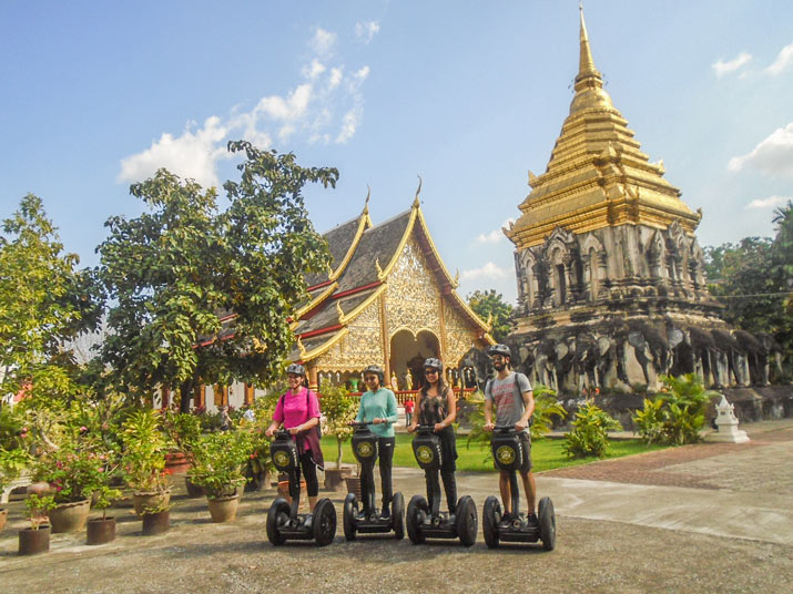 Touristen erkunden in ihrem Urlaub die Sehenswürdigkeiten der Stadt Chiang Mai.