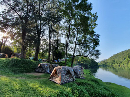 Zelte am River Kwai im Erawan Nationalpark Camp