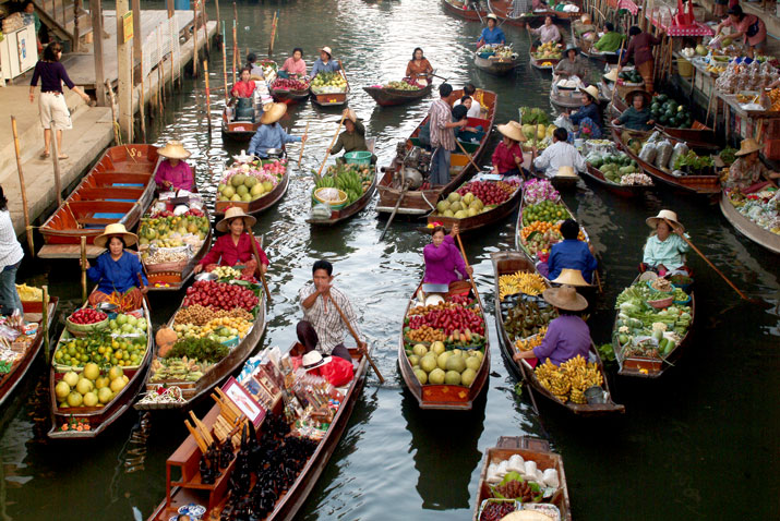 Während Ihrer Kombireise nach Koh Samui unternehmen Sie eine Bootstour auf dem Schwimmenden Markt in Damnoen Saduak.