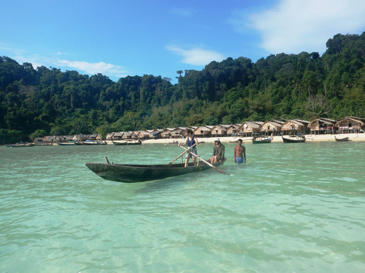 Touristin steuert auf ihrer Koh Surin Tour ein Ruderboot der Moken.