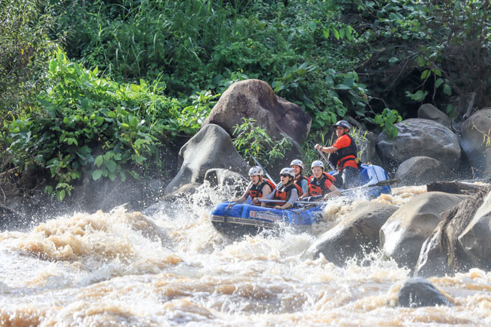 Touristen unternehmen eine Wildwasser Rafting Tour in Chiang Mai.