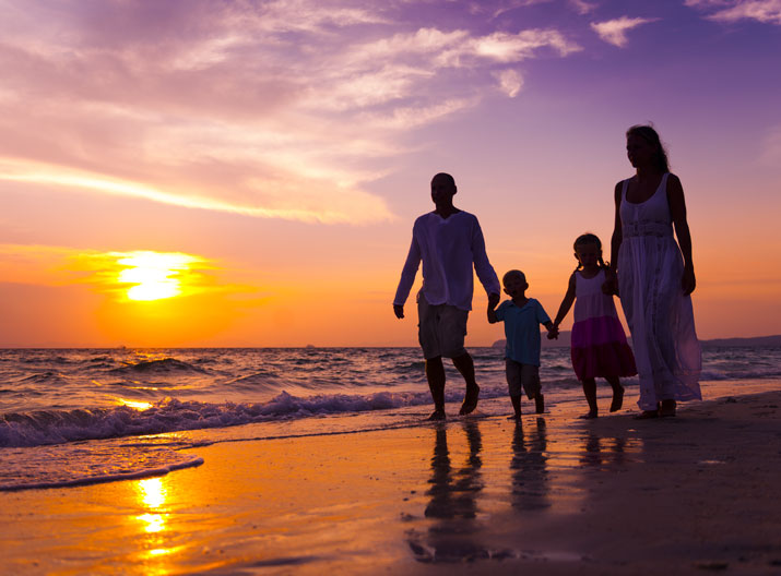 Strandspaziergang mit der Familie im Thailand Urlaub.