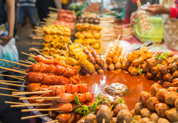 Street Food in Bangkok sollte jeder in seinem Thailand Urlaub probieren.