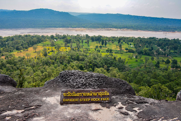 Reisen Sie durch den Isaan entlang des Mekong und der Grenze zu Laos. Blick nach Laos im Pha Taem Nationalpark.