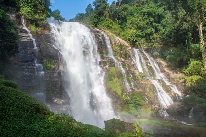 Auf der Tour in den Doi Inthanon Nationalpark in Chiang Mai besuchen Sie den Wasserfall Wachirathan.