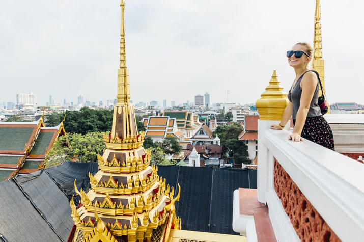Touristin erkundet auf ihrer 3 Wochen Thailand Rundreise den Tempel Wat Ratchanatdaram in Bangkok.