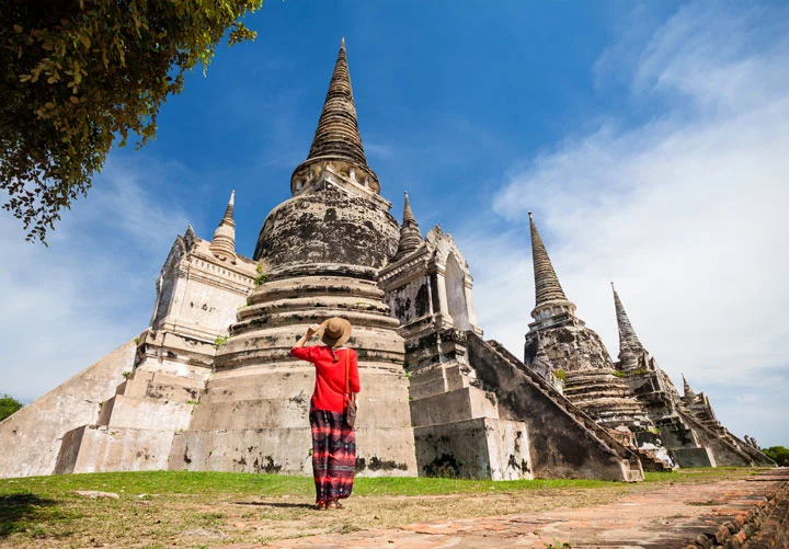 Touristin besucht auf ihrer Thailand Rundreise den Wat Phra Si Sanphet in Ayutthaya.