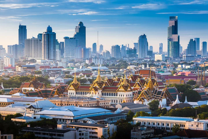 Der Grand Palace vor Bangkoks moderner Skyline.