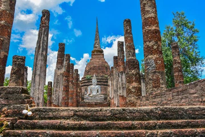 Der Tempel Wat Sa Si im historischen Park Sukhothai.