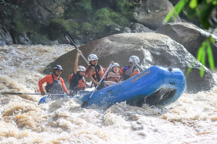 Touristen machen auf ihrer Nordthailand Reise eine Wildwasser Rafting Tour in Chiang Mai.