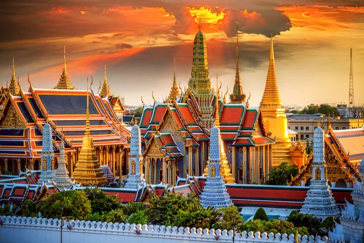 Der Große Palast ist die beliebteste Sehenswürdigkeit in Bangkok. Die Stadt ist außerdem Ausgangspunkt für Rundreisen in den Norden und Süden.