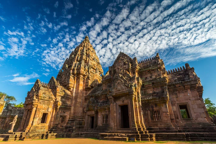 Der Tempel Prasat Phanom Rung in Buriram ist eine beliebte Sehenswürdigkeit und sollte auf einer Thailand Rundreise durch den Isaaan nicht fehlen.