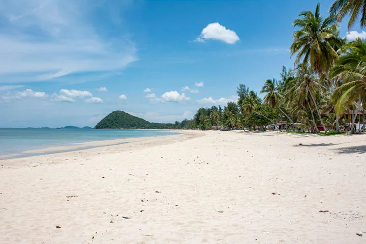 Auf einer Thailand Rundreise in den Süden kommt man an schönen Stränden wie dem Thung Wua Laen Beach in Chumphon vorbei, der zum Baden einlädt.