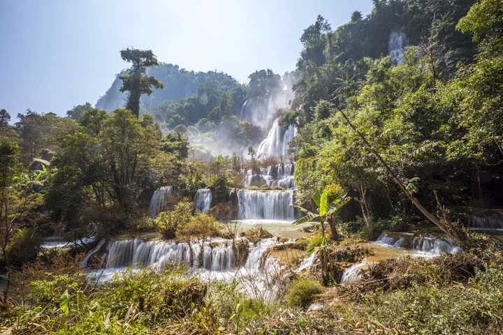 Am Ende Ihrer Rundreise von Bangkok in den äußersten Westen können Sie in Umphang den größten Wasserfall Thailands Thi Lo Su bestaunen.