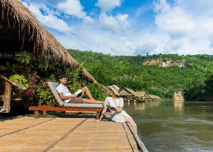 Gäste übernachten auf ihrer Thailand Rundreise in einem Floating Bungalow auf dem River Kwai.