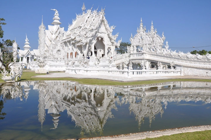 Der Weiße Tempel in Chiang Rai ist eine der beliebtesten Sehenswürdigkeit Thailands.