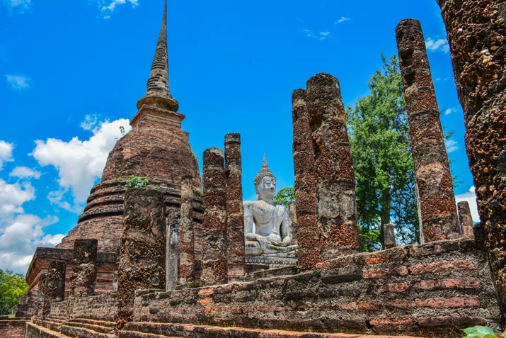 Die Besichtigung des Wat Sa Si im Sukhothai Historical Park ist ein Highlight unserer Rundreise von Bangkok nach Chiang Mai.