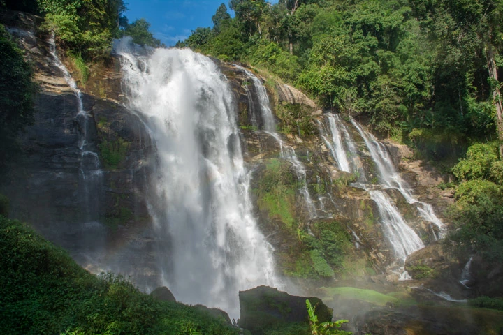 Wachirathan Wasserfall im Doi Inthanon Nationalpark in der Provinz Chiang Mai.