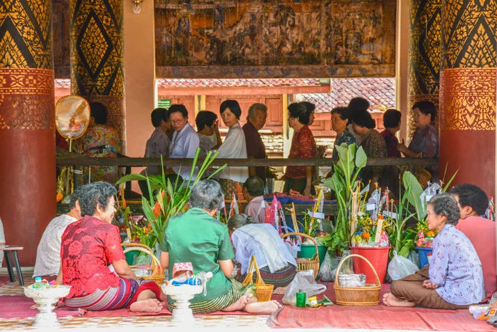 Einheimische sammeln im Wat Phrathat Lampang Luang gute Verdienste. Auf Ihrer Chiang Mai Rundreise können Sie ebenfalls gutes Karma in einem Tempel sammeln.