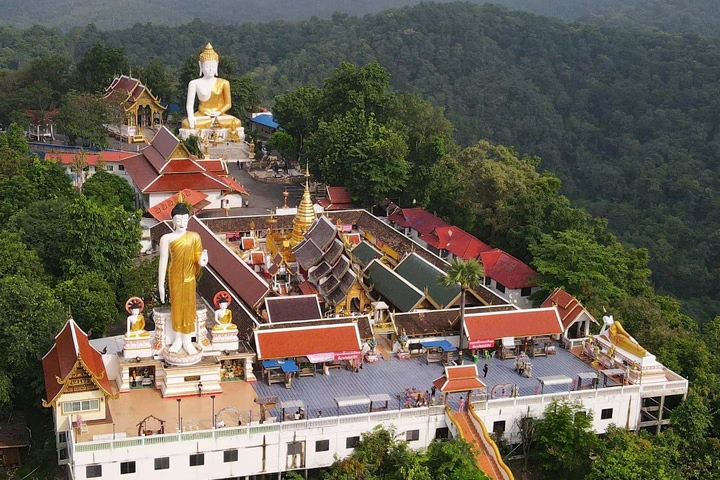 Der Tempel Wat Phrathat Doi Kham umgeben von einer wunderschönen Bergwildnis gehört zu den Highlights Ihrer Chiang Mai Rundreise.