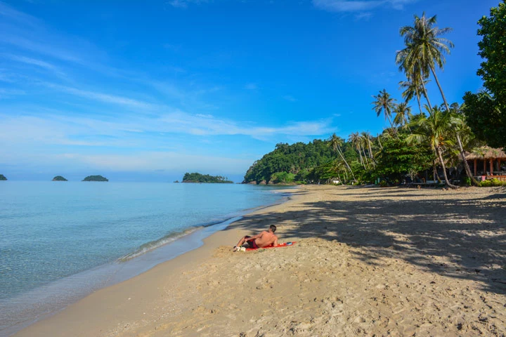 Tourist verbringt seinen Urlaub auf der Insel Koh Chang im Golf von Thailand.
