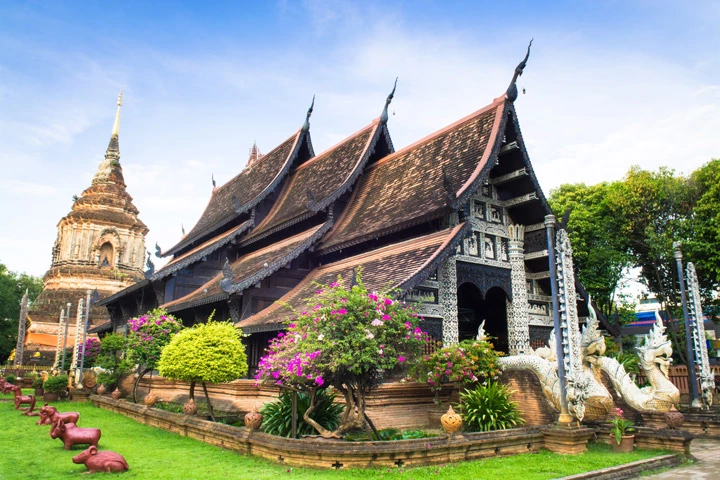 Auf Ihrer Nordthailand Rundreise können Sie in Chiang Mai den Wat Lok Mo Li, einen der schönsten Holztempel, besichtigen.