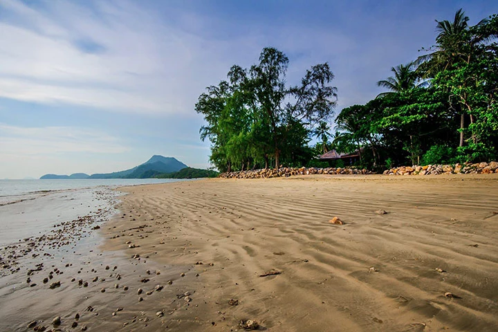 Golden Pearl Beach auf der Insel Koh Jum in Thailand.