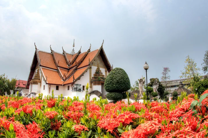 Auf Ihrer Bangkok Chiang Mai Rundreise erkunden Sie den Tempel Wat Phumin in Nan.