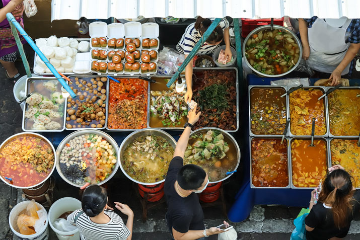 Kosten Sie auf Ihrer Erlebnisreise in Thailand Street Food in Bangkok.