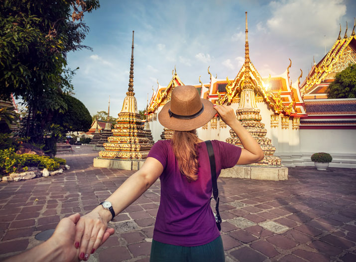 Touristin besucht auf ihrer Thailand Kombireise von Bangkok nach Koh Samui den Tempel Wat Pho in Bangkok.