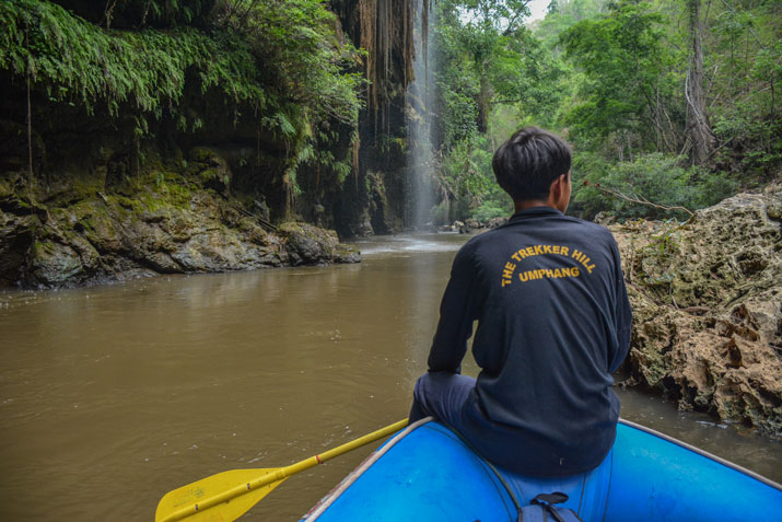 Ein Guide führt Sie auf Ihrer Reise zum Thi Lo Su Wasserfall auf einem Raft.