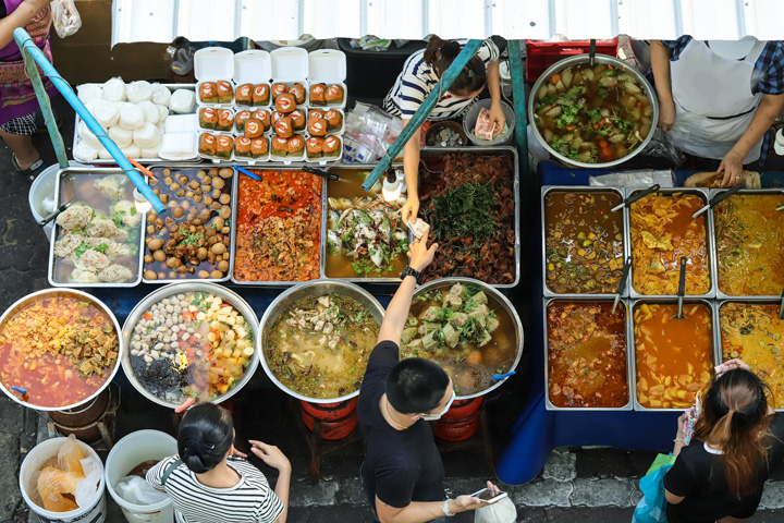 Genießen Sie auf den Straßen Bangkoks die authentische thailändische Küche auf Ihrer Abenteuerreise durch Thailand.