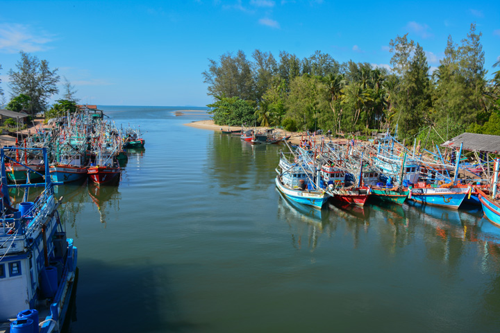 Bunte Boote in einem Fischerdorf am Golf von Thailand.