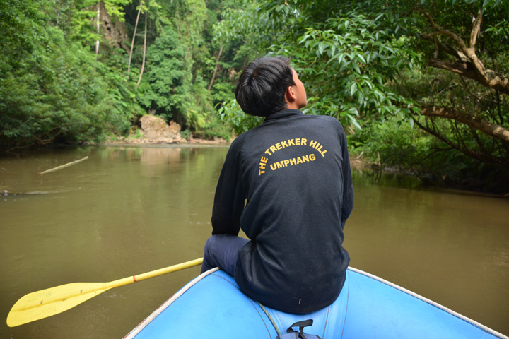 Mit dem Schlauchboot auf dem Mae Klong Fluss in Umphang.