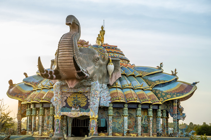 Auf Ihrer Isaan Rundreise besuchen Sie den elefantenköpfigen Tempel Wat Ban Rai in Korat.