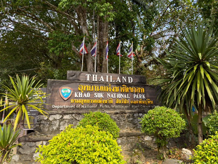 Parkeingang zum Khao Sok Nationalpark in Khlong Sok.
